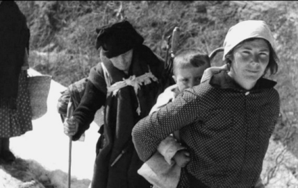 Fotografía antigua de una familia de exiliados aragoneses cruzando la frontera